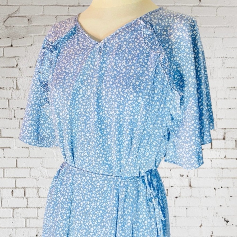 🚨LAST CHANCE 🆕 Blue Floral Dress